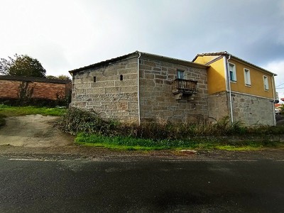 Casa en venta en A Merca, con 3 dormitorios, baño, trastero, balcón y terreno