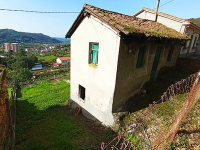 Casa en venta en Ourense, con terreno