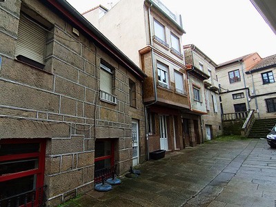 Casa en venta en Allariz, con 6 dormitorios, 2 baños, aseo y terraza