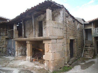 Casa en venta en Allariz, con 3 dormitorios, 2 baños y terraza