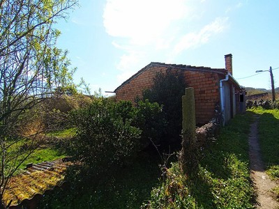 Casa en venta en Allariz, con 2 dormitorios, baño, trastero y terreno