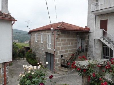 Casa en venta en Allariz, con 2 dormitorios, baño, trastero y terreno