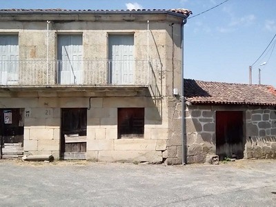 Casa en venta en Taboadela, con trastero, balcón y terreno