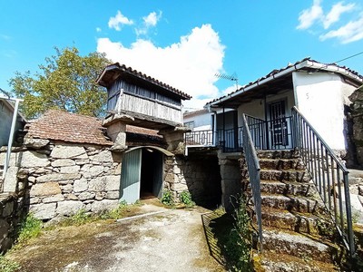 Casa en venta en A Bola, Podentes, con 5 dormitorios, baño, balcón y terreno