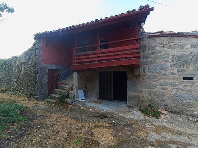 Casa en venta en Allariz, con 2 dormitorios, balcón y terreno
