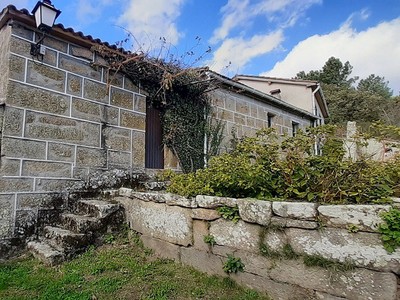 Casa en venta en Allariz, con terreno