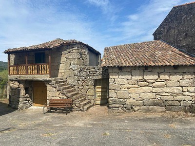 Casa en venta en Allariz, con trastero, balcón y terreno