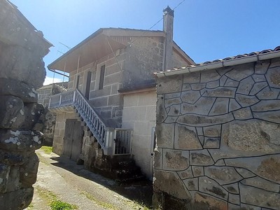Casa en venta en Xunqueira De Ambía, con 2 dormitorios, baño, aseo, trastero, balcón y terreno