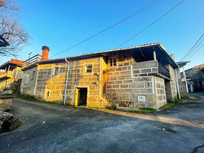 Casa en venta en Allariz, con 4 dormitorios, 2 baños, plaza de garaje, trastero, balcón, terraza y terreno