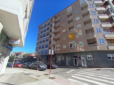Piso en venta en Ourense, con 3 dormitorios, baño, aseo, trastero y 3 terrazas