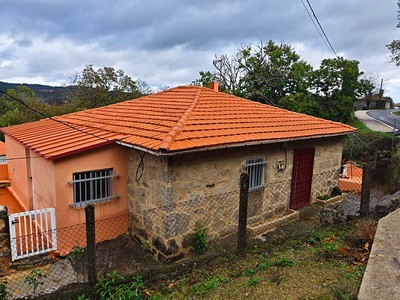 Casa en alquiler en Parada Do Sil, con 2 dormitorios, 2 baños, 3 plazas de garaje, 2 terrazas y terreno