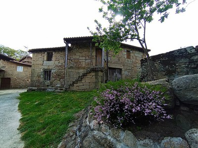 Casa en venta en Allariz, con terreno