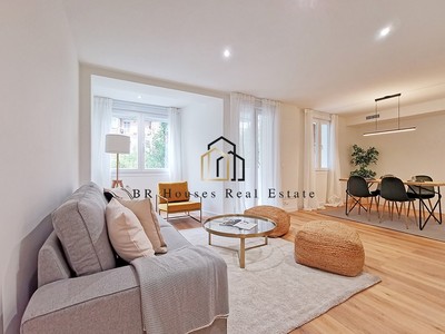 Piso en venta en Madrid, Barrio De Salamanca, con 3 dormitorios, 2 baños, aseo y terraza