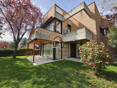 Chalet en venta en Madrid, Chamartin, con 4 dormitorios, 5 baños, aseo, 2 plazas de garaje, 2 balcones, terraza y terreno