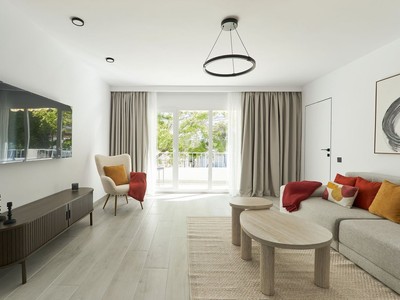Apartamento en venta en Marbella, Nueva Andalucia, con 2 dormitorios, 2 baños, plaza de garaje, trastero y terraza