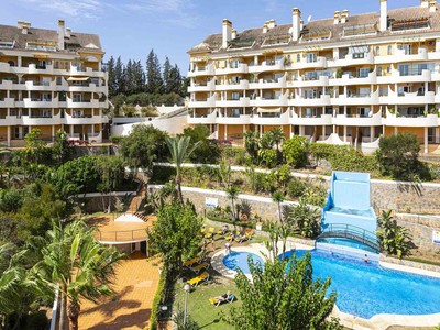 Apartamento en venta en Marbella, Nueva Andalucia, con 2 dormitorios, 2 baños, plaza de garaje, trastero y terraza