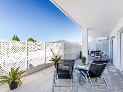 Apartamento en venta en Marbella, Nueva Andalucia, con 2 dormitorios, 2 baños, plaza de garaje y trastero