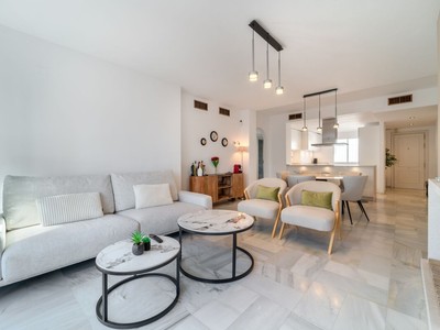 Apartamento en venta en Marbella, Nagüeles, con 3 dormitorios, 2 baños, plaza de garaje, trastero y terraza