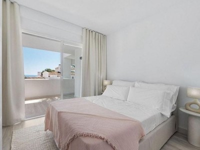 Apartamento en venta en Benahavis, con 3 dormitorios, 3 baños, plaza de garaje, trastero y terraza