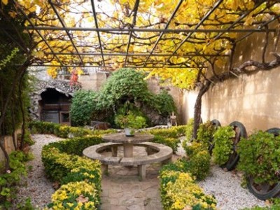 Chalet en venta en Ollauri, con 4 dormitorios, 2 baños, 2 aseos, 2 plazas de garaje, 3 balcones, terraza y terreno