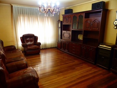 Piso en venta en Barakaldo, con 4 dormitorios, 2 baños, plaza de garaje, trastero y balcón