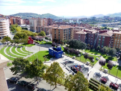 Piso en alquiler en Barakaldo, con 3 dormitorios, 2 baños, plaza de garaje, trastero y terraza