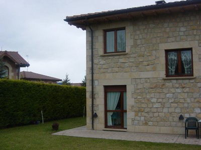 Chalet en venta en Burgueta, con 3 dormitorios, 2 baños, aseo, plaza de garaje y balcón