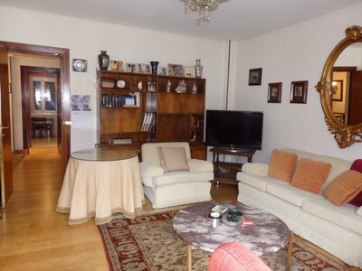 Piso en venta en Vitoria, Centro, con 5 dormitorios, baño y aseo