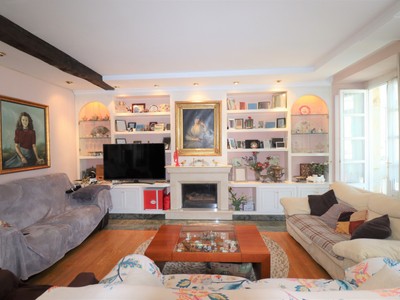 Piso en venta en Vitoria, Centro, con 5 dormitorios, 2 baños, aseo, trastero y 2 balcones