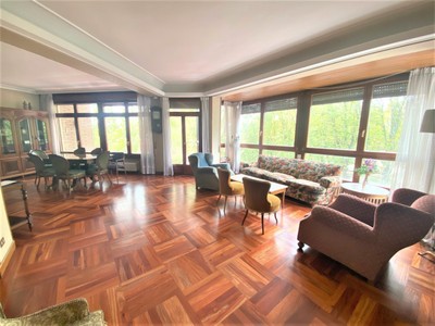 Piso en venta en Vitoria, Centro, con 6 dormitorios, 4 baños, plaza de garaje, trastero y 3 terrazas