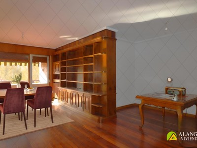 Piso en venta en Vitoria, Centro, con 4 dormitorios, 2 baños, plaza de garaje, trastero y terraza