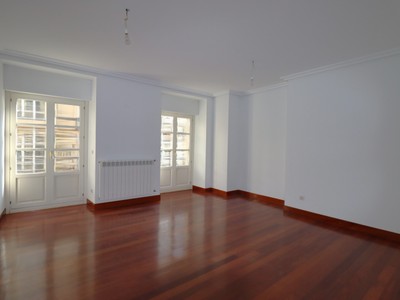 Piso en venta en Vitoria, Centro, con 2 dormitorios, 2 baños, trastero y 2 balcones