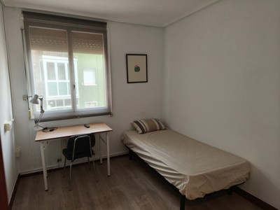 Piso en alquiler en Vitoria, Adurza, con 3 dormitorios y baño