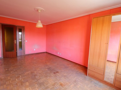 Piso en venta en Vitoria, Lakua, con 3 dormitorios, baño, aseo, trastero y 2 terrazas