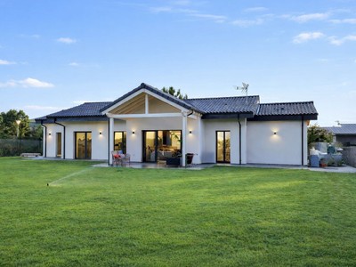 Chalet en venta en Lasarte, con 3 dormitorios, 2 baños, terraza y terreno