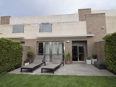 Adosado en venta en Vitoria, Zabalgana, con 4 dormitorios, 3 baños, 2 plazas de garaje, trastero y terreno