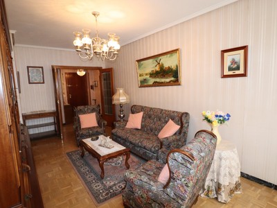 Piso en venta en Vitoria, Pilar, con 3 dormitorios, baño, aseo, plaza de garaje, trastero y terraza