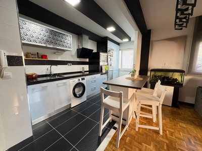 Piso en venta en Vitoria, Lakuabizkarra, con 3 dormitorios, baño, aseo y trastero