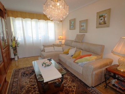 Piso en venta en Vitoria, Txagorritxu, con 3 dormitorios, baño, plaza de garaje y trastero