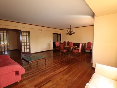 Piso en venta en Vitoria, Centro, con 5 dormitorios, 3 baños, aseo, 2 plazas de garaje y trastero