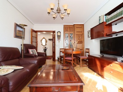 Piso en venta en Vitoria, Ariznavarra, con 2 dormitorios, baño, aseo, plaza de garaje, trastero y terraza