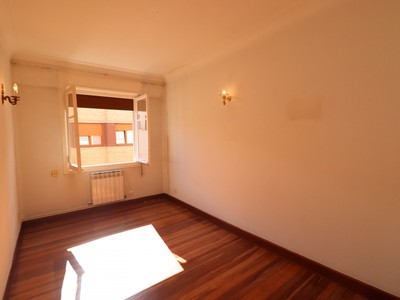 Piso en venta en Vitoria, Diputación, con 3 dormitorios, baño y trastero