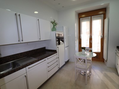 Piso en venta en Vitoria, Centro, con 2 dormitorios, 2 baños y 3 balcones
