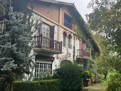 Casa en venta en Gamarra, con 7 dormitorios, 4 baños y terreno