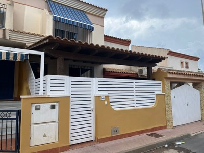 Duplex en venta en Los Alcazares, con 4 dormitorios, 2 baños, plaza de garaje, balcón y 2 terrazas