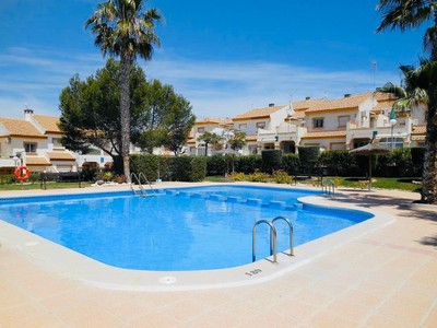 Bungalow en venta en Orihuela Costa, con 3 dormitorios, 2 baños, trastero, balcón y terreno