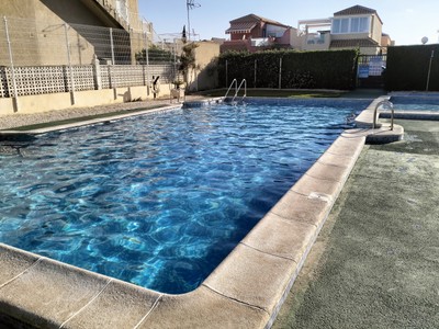 Adosado en alquiler vacacional en Torrevieja, La Siesta, con 2 dormitorios, baño y terreno