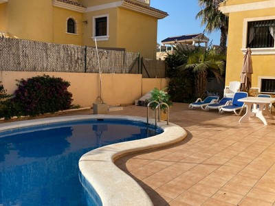 Casa en venta en Orihuela Costa, con 3 dormitorios, 2 baños, trastero, balcón y terreno