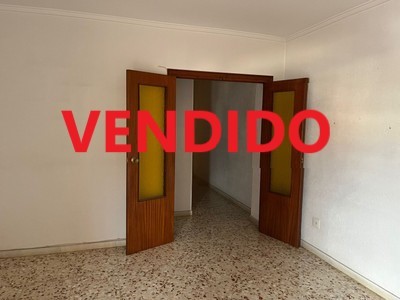 Piso en venta en Albatera, con 4 dormitorios, 2 baños y balcón