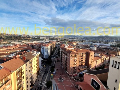 Piso en venta en Barakaldo, Plaza Santa Teresa, con 3 dormitorios, 2 baños y 2 balcones